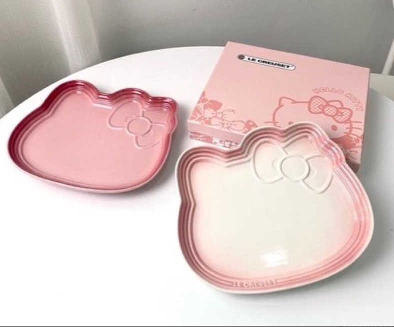 Le creuset Hello Kitty Plate Face Baby Pink Rose Set Of 2 With Box New JAPAN